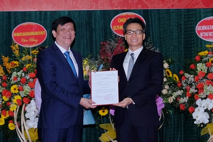 Phó Thủ tướng Vũ Đức Đam trao quyết định giao quyền Bộ trưởng Y tế cho GS. TS Nguyễn Thanh Long. (Ảnh: VGP)
