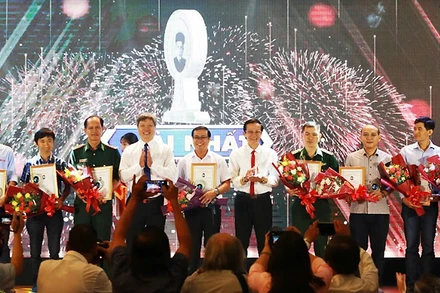 Phó Chủ tịch UBND tỉnh Hồ Quang Bửu và Phó Trưởng Ban Tuyên giáo Tỉnh ủy Nguyễn Hữu Sáng trao Giải nhất cho các tác giả.