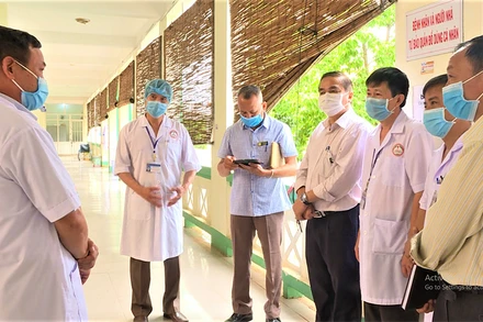 Lãnh đạo Sở Y tế tỉnh Đắk Lắk kiểm tra cơ sở vật chất phục vụ công tác cách ly và đều trị cho bệnh nhân Covid-19 tại Bệnh viện lao phổi Đắk Lắk. 