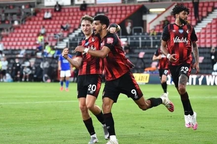  Các cầu thủ Bournemouth mừng trận đại thắng Leicester 4-1.