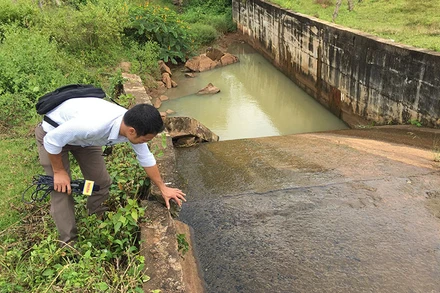 Tràn xả lũ một hồ chứa nước ở huyện Ea H’leo, tỉnh Đắk Lắk bị hư hỏng trong nhiều năm qua chưa được sửa chữa.