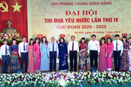 Đồng chí Trần Quốc Vượng, Ủy viên Bộ Chính trị, Thường trực Ban Bí thư; Nguyễn Văn Nên, Bí thư T.Ư Đảng, Chánh Văn phòng T.Ư Đảng; Đặng Thị Ngọc Thịnh, Ủy viên T.Ư Đảng, Phó Chủ tịch nước với các đại biểu dự Đại hội.