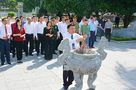 Các đại biểu dâng hương tưởng niệm Tổng Bí thư Nguyễn Văn Cừ.