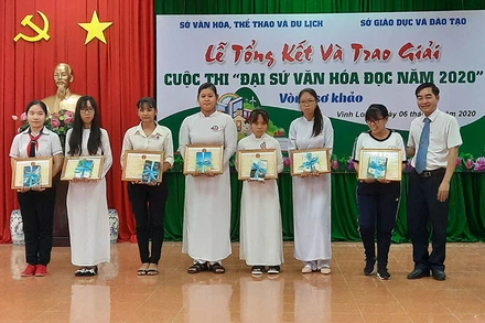 Ban Tổ chức trao thưởng cho các em đạt giải ở mạng mục Chia sẻ cảm tưởng hay nhất. (Ảnh: BÁ DŨNG) 