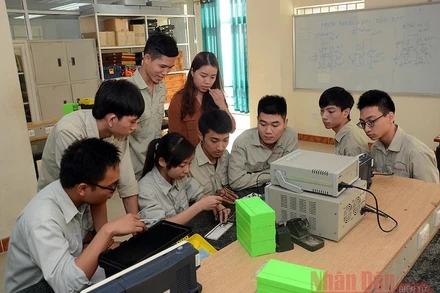 Sau tốt nghiệp THCS, học sinh có thể tìm hiểu về phân luồng để lựa chọn con đường phù hợp với bản thân (Ảnh minh hoạ: DUY LINH)