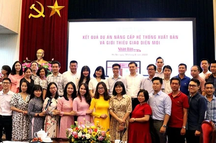 Tập thể các cán bộ, phóng viên Nhân Dân điện tử trong buổi lễ báo cáo kết quả Dự án nâng cấp hệ thống xuất bản và giới thiệu giao diện mới ngày 21-6.