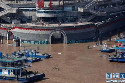 Cổng Triều Thiên tại Trùng Khánh ngập khi đỉnh lũ số 3 tràn qua. (Ảnh: Tân Hoa xã)