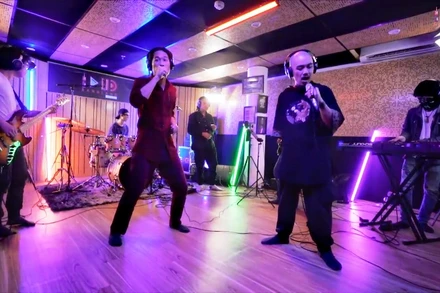 Ban nhạc Hub biểu diễn trong số 2-7 của Bandland.