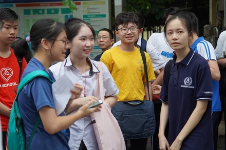 Thí sinh dự thi vào trường chuyên hôm 12-7 (Ảnh: THUỲ DƯƠNG)