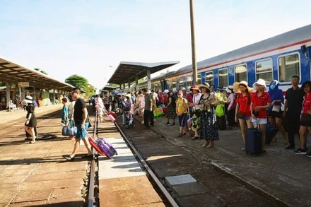 Đoàn tàu charter du lịch đầu tiên Hà Nội đến Quảng Bình.