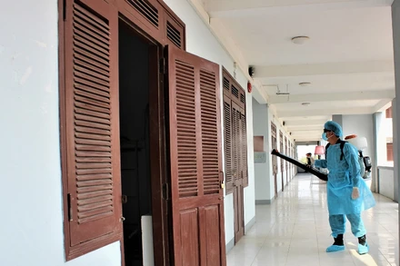 Phun thuốc xử lý môi trường khu cách ly tại Trường trung cấp Cảnh sát nhân dân V. 