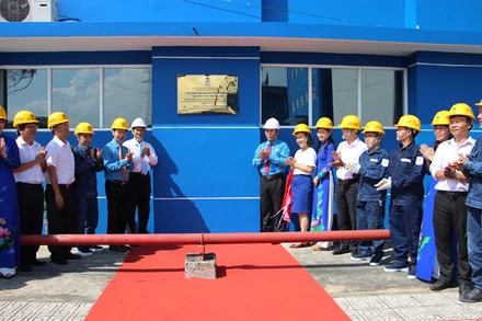 Các đại biểu gắn biển “Tăng cường công suất Máy biến áp 110kV thứ 3, Trạm biến áp 220/110kV Bình Tân’’.