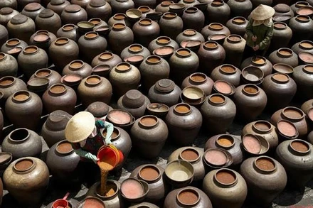 Ngày nay có rất nhiều địa phương sản xuất tương, nhưng ngon nhất vẫn phải kể đến tương Bần thuộc thị trấn Bần Yên Nhân, huyện Mỹ Hào, tỉnh Hưng Yên.