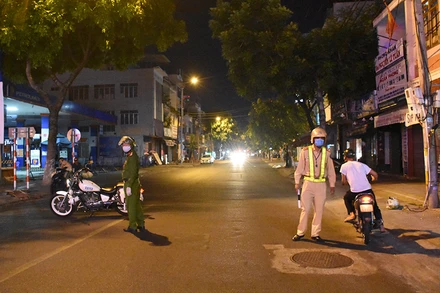 Lực lượng chức năng phong tỏa các tuyến đường vào bệnh viện.