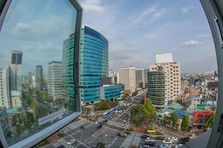 Một hệ thống các loa hướng ra ngoài phát ra âm thanh cùng tần số giúp loại bỏ tiếng ồn giao thông. Ảnh: Alamy.