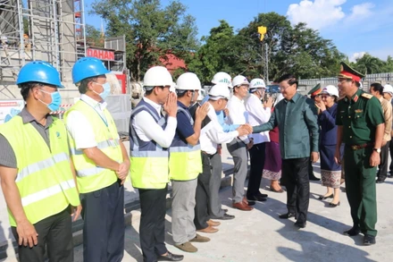 Thủ tướng Lào Thongloun Sisoulith thăm hỏi, động viên từng cán bộ, chiến sĩ Binh đoàn 11, chiều 23-7.