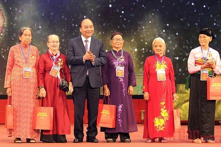 Thủ tướng Nguyễn Xuân Phúc trao quà tặng các Mẹ Việt Nam Anh hùng tại buổi gặp mặt (Ảnh: Đăng Khoa).