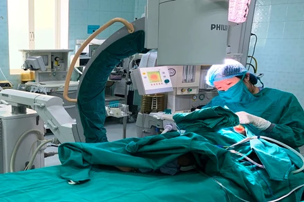 Bác sĩ can thiệp, lấy sợi dị vật ra khỏi họng bệnh nhân nhi.