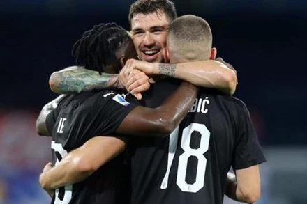 Các cầu thủ AC Milan ăn mừng sau bàn gỡ hòa của tiền vệ Franck Kessie. (Ảnh: Gallo Images)