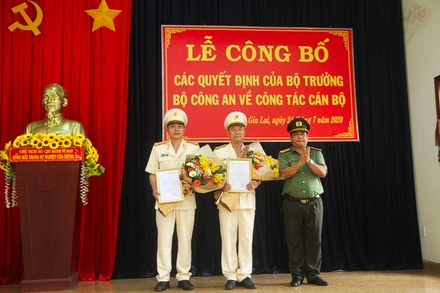 Đồng chí Đại tá, Giám đốc Công an tỉnh Gia Lai trao quyết định của Bộ Công an cho hai tân Phó Giám đốc.