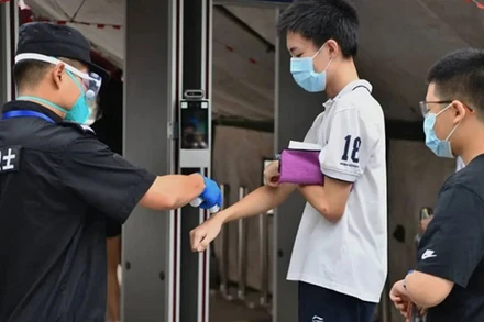 Thí sinh kiểm tra thân nhiệt trước khi bước vào phòng thi. Nguồn: baidu