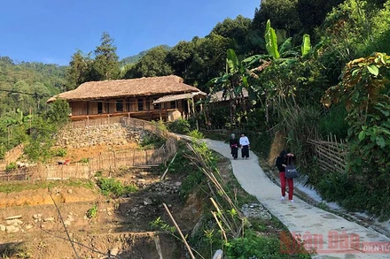 Ngôi nhà sàn của vợ chồng Nâng - Cân.