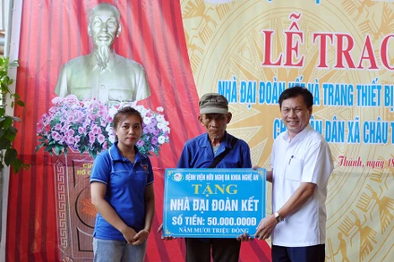 PGS.TS Nguyễn Văn Hương – Bí thư Đảng ủy, Giám đốc Bệnh viện Hữu nghị Đa khoa Nghệ An trao tặng nhà Đại đoàn kết cho ông Lo Xuân Thành. 