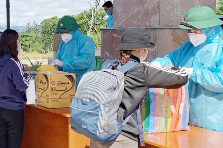 Sinh viên Lào làm thủ tục trước khi nhập cảnh vào Quảng Nam.