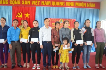 Lãnh đạo Công đoàn Tổng Công ty Điện lực Dầu khí Việt Nam và Liên đoàn Lao động tỉnh Quảng Ngãi trao quà cho đoàn viên Nghiệp đoàn nghề cá xã Bình Châu.