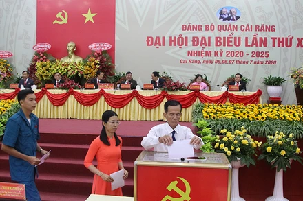Các đại biểu bầu Ban chấp hành Đảng bộ quận Cái Răng nhiệm kỳ 2020 - 2025.