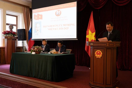 Đại biểu đọc tham luận tại Hội nghị Đảng uỷ mở rộng.