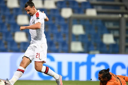 Thủ môn Consigli bất lực nhìn Ibrahimovic đưa bóng vào lưới. ( Ảnh: Serie A)