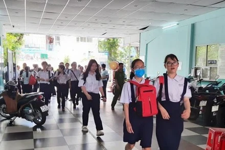 Các thí sinh tại điểm thi Trường THCS Colette, quận 3, TP Hồ Chí Minh, ngày 17-7.