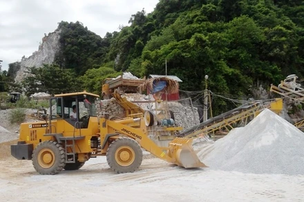 Khai thác đá vôi phục vụ sản xuất xi-măng tại Quảng Bình.