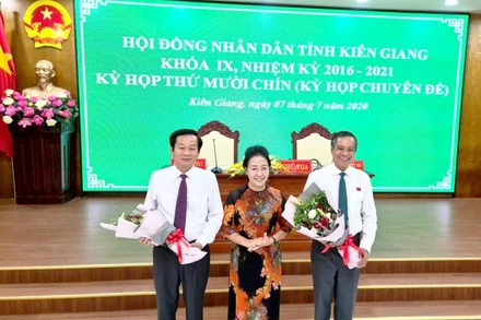 Bà Đặng Tuyết Em chúc mừng ông Đỗ Thanh Bình (trái) được HĐND tỉnh tín nhiệm bầu chức Chủ tịch UBND tỉnh Kiên Giang nhiệm kỳ 2016-2021.