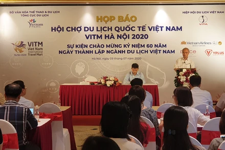Phó Chủ tịch Hiệp hội Du lịch Việt Nam Vũ Thế Bình phát biểu tại Họp báo sáng 8-7 (Ảnh: TRANG LINH)