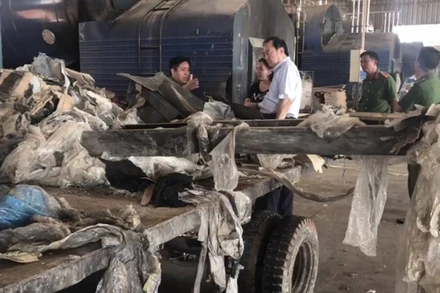 Lực lượng chức năng kiểm tra khu vực tiêu hủy rác.