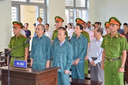 Các bị cáo tại phiên tòa xét xử vụ án “Vi phạm các quy định về quản lý đất đai” xảy ra trên địa bàn TP Phan Thiết (Bình Thuận).
