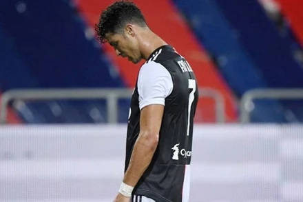 Cristiano Ronaldo thất vọng khi không thể “nổ súng” trước Cagliari. (Ảnh: Reuters)