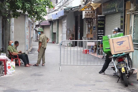 Phố Mễ Trì Thượng (phường Mễ Trì, quận Nam Từ Liêm, Hà Nội)-nơi bệnh nhân Covid-19 số 447 sinh sống cùng gia đình đã được phong tỏa từ trưa 29-7. 