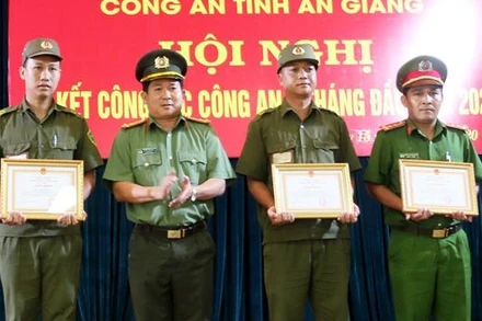 Khen thưởng ba chiến sĩ công an dũng cảm cứu người