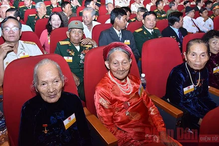 Các Bà mẹ Việt Nam Anh hùng dự Hội nghị biểu dương người có công với cách mạng tiêu biểu toàn quốc dịp kỷ niệm 70 năm Ngày Thương binh - Liệt sĩ (Ảnh tư liệu: Đăng Khoa).