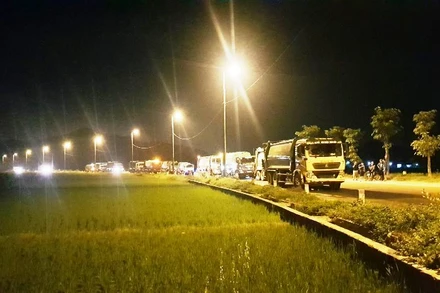 Nhiều xe chở rác bị ùn ứ. (Ảnh: NGUYỄN KHÁNH)