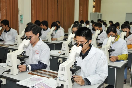 Sinh viên Đại học Y hà Nội trong giờ học thực hành.