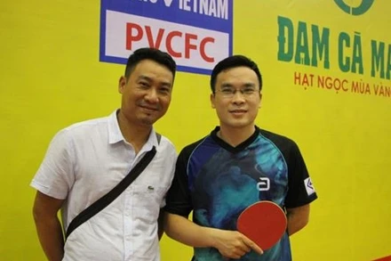 Trần Huy Bảo chụp hình với người hâm mộ tại Giải vô địch bóng bàn toàn quốc Báo Nhân Dân lần thứ 38, năm 2020.