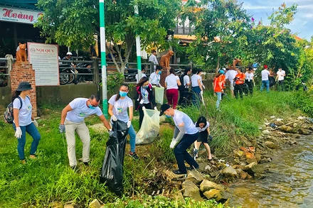 Sau lễ phát động, nhiều người tham gia nhặt rác.