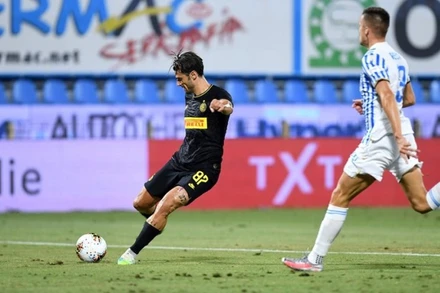 Antonio Candreva mở tỷ số cho Inter Milan trong chuyến làm khách trên sân của SPAL. (Ảnh: Reuters) 