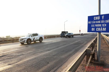 Mặt đường Cầu Thăng Long xuống cấp nghiêm trọng (Ảnh: HIẾU HẢI)