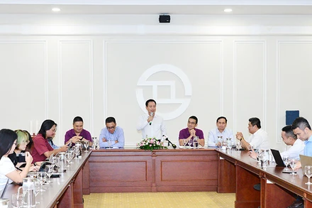 Chủ tịch UBCKNN Trần Văn Dũng (đứng) chia sẻ tại buổi họp báo chiều 3-7. 