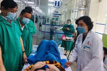 Các chuyên gia thăm hỏi sức khỏe bệnh nhân 91 tại Bệnh viện Chợ Rẫy.